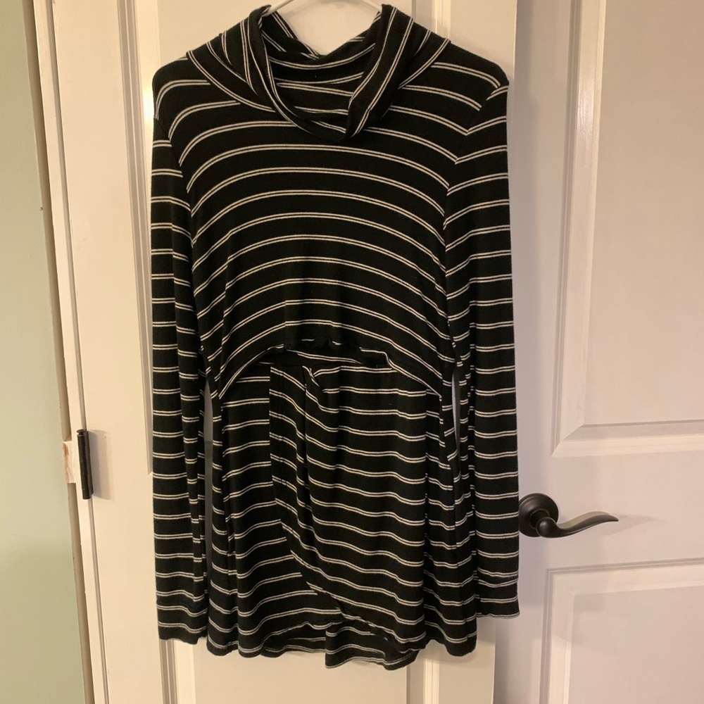 Small nursing/maternity top.